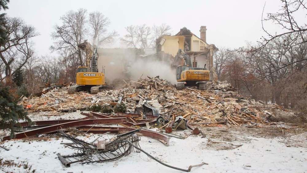 MIKE DEAL / WINNIPEG FREE PRESS FILES
The residence at 514 Wellington Cres. was torn down after a long battle involving its new owner and heritage advocates who wanted it saved.