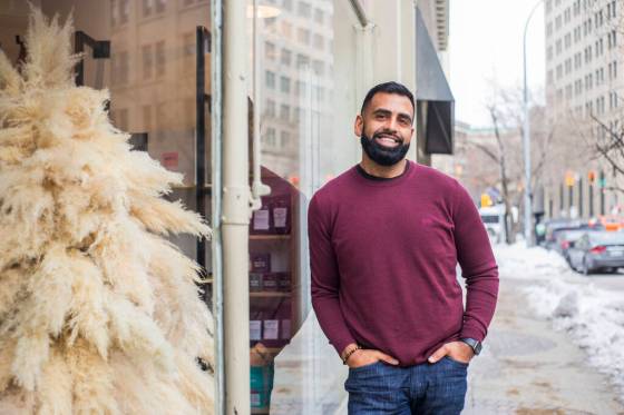 MIKAELA MACKENZIE / WINNIPEG FREE PRESS FILESFormer Winnipeg Blue Bombers offensive lineman and restaurateur Ibrahim (Obby) Khan will run in the Fort Whyte byelection for the Progressive Conservative Party of Manitoba.