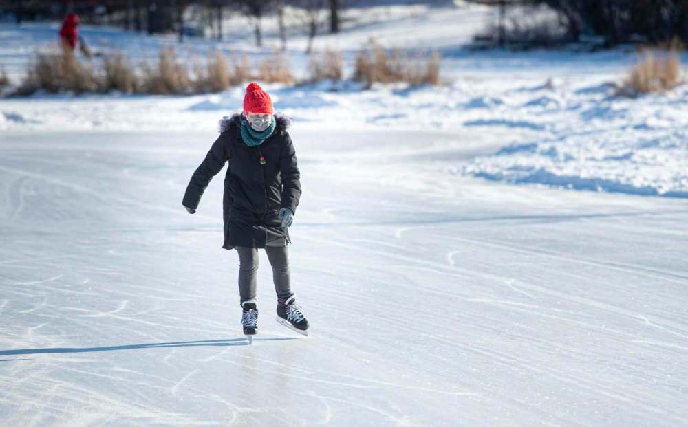 MIKE SUDOMA / WINNIPEG FREE PRESS
C’Jae Breiter takes to the ice of the Assiniboine Park duck pond despite the frigid temperatures Tuesday afternoon.