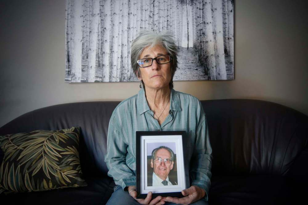 JOHN WOODS / WINNIPEG FREE PRESS
Lisa Prost holds a photo of her father Murray Balagus, 91, who died last Thursday while a resident at Maples Personal Care Home.