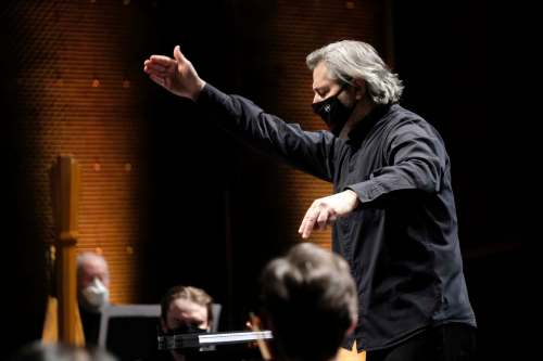 Winnipeg Symphony Orchestra conductor and WNMF artistic director Daniel Raiskin led Friday night&rsquo;s online concert from the Centennial Concert Hall. (Daniel Crump / Winnipeg Free Press files)