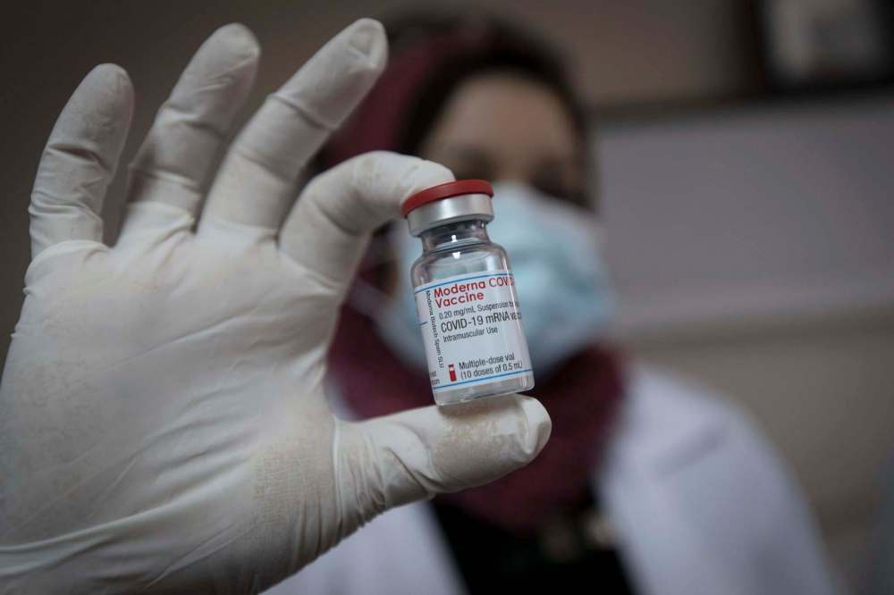 Nasser Nasser / The Associated Press FILES
Vaccines developed by Moderna and Pfizer are Manitobans’ only options in the short term.