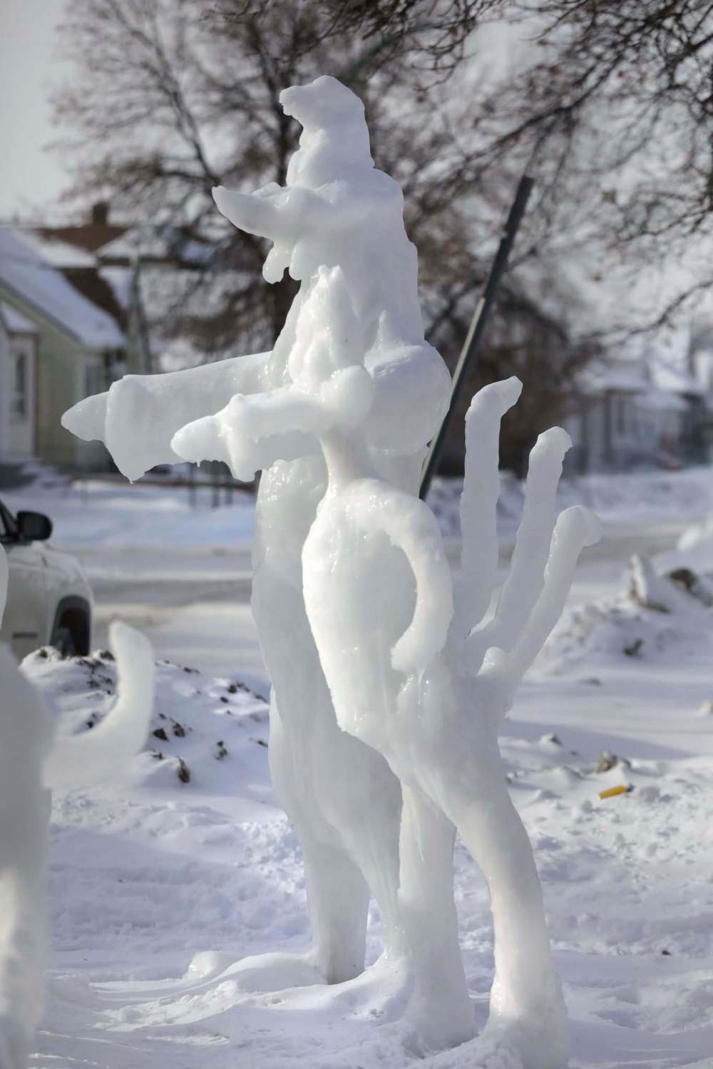 RUTH BONNEVILLE / WINNIPEG FREE PRESS
Foghorn Leghorn, left, and Daffy Duck survey the scene on Aberdeen Avenue.