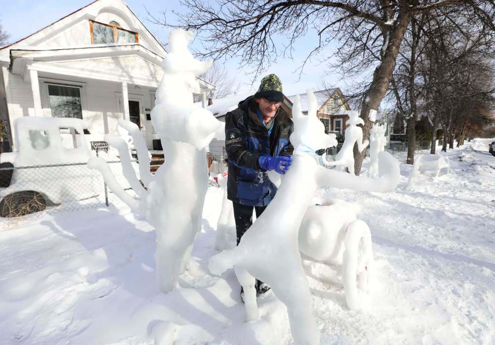 RUTH BONNEVILLE / WINNIPEG FREE PRESS
Leigh Keast fights off winter doldrums by creating ice sculptures in his front yard, which is currently home to an array of Looney Tunes characters.