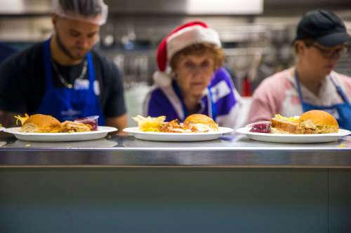 MIKAELA MACKENZIE / WINNIPEG FREE PRESS FILES
Christmas dinner at Siloam Mission in years past: officials insist the charity can adjust to Indigenous perspectives without sacrificing its Christian principles.