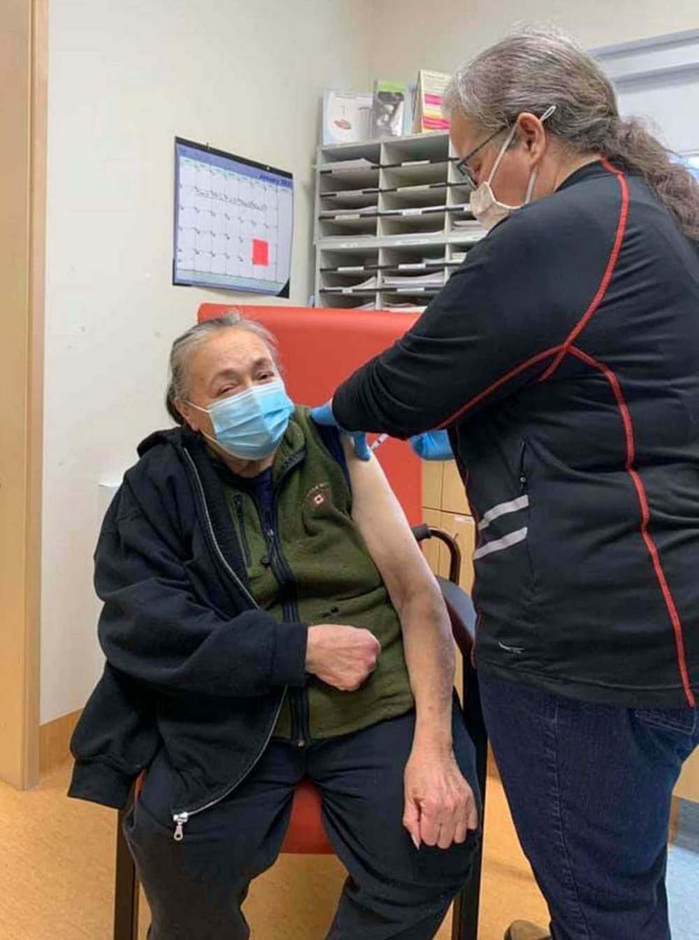 SAGKEENG HEALTH CENTRE / FACEBOOK
Elders in Sagkeeng First Nation received their first jab Jan. 14.