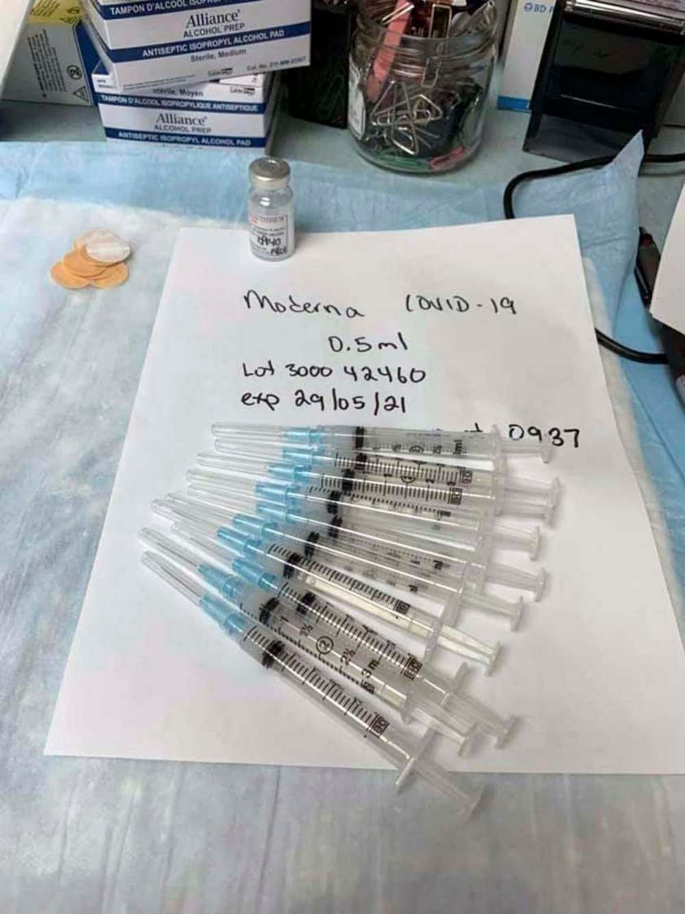 SAGKEENG HEALTH CENTRE / FACEBOOK
The Manitoba government says it’s up to First Nations leaders to decide when Moderna doses are loaded onto planes, as chiefs question a 10-day lag in getting COVID-19 vaccines out of Winnipeg freezers.
