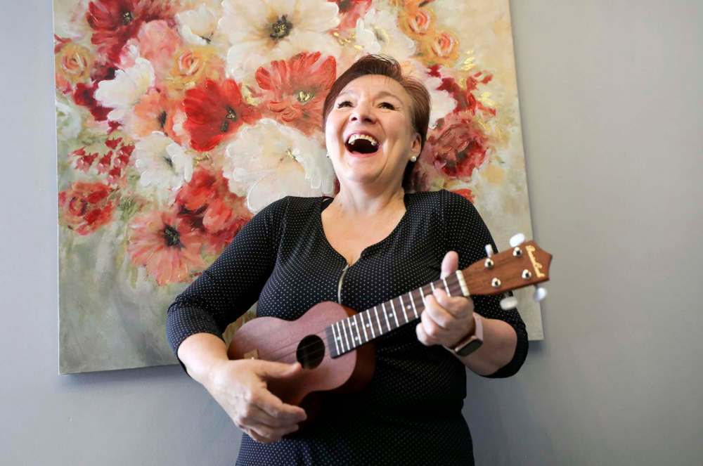 RUTH BONNEVILLE / WINNIPEG FREE PRESS
Winnipeg flight attendant Bev Watson is delighted with her ukulele.