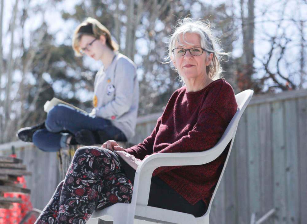 RUTH BONNEVILLE / WINNIPEG FREE PRESS FILES
Jennifer Gehman, right, is a Winnipeg mom who is a long-time homeschooler that has five kids and has graduated four of them.