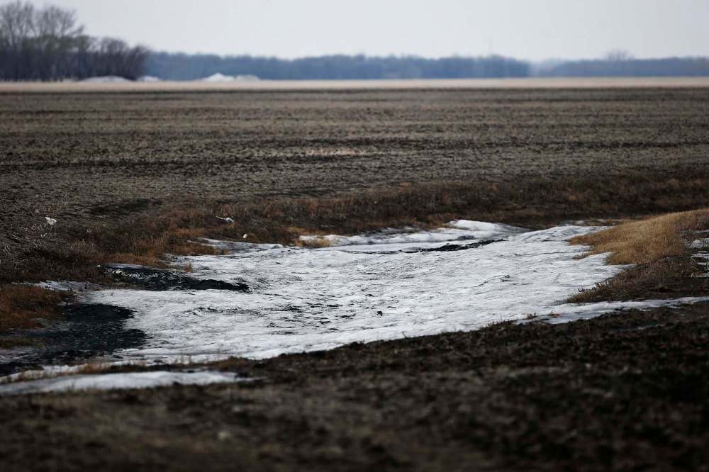 JOHN WOODS / WINNIPEG FREE PRESS
The lack of snow cover on fields in early March is a signal that drought conditions exist in Manitoba this spring.