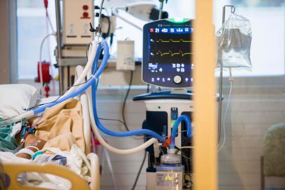 MIKAELA MACKENZIE / WINNIPEG FREE PRESSThe medical intensive care unit at the Health Sciences Centre in Winnipeg on Tuesday, Dec. 8, 2020.Winnipeg Free Press 2020