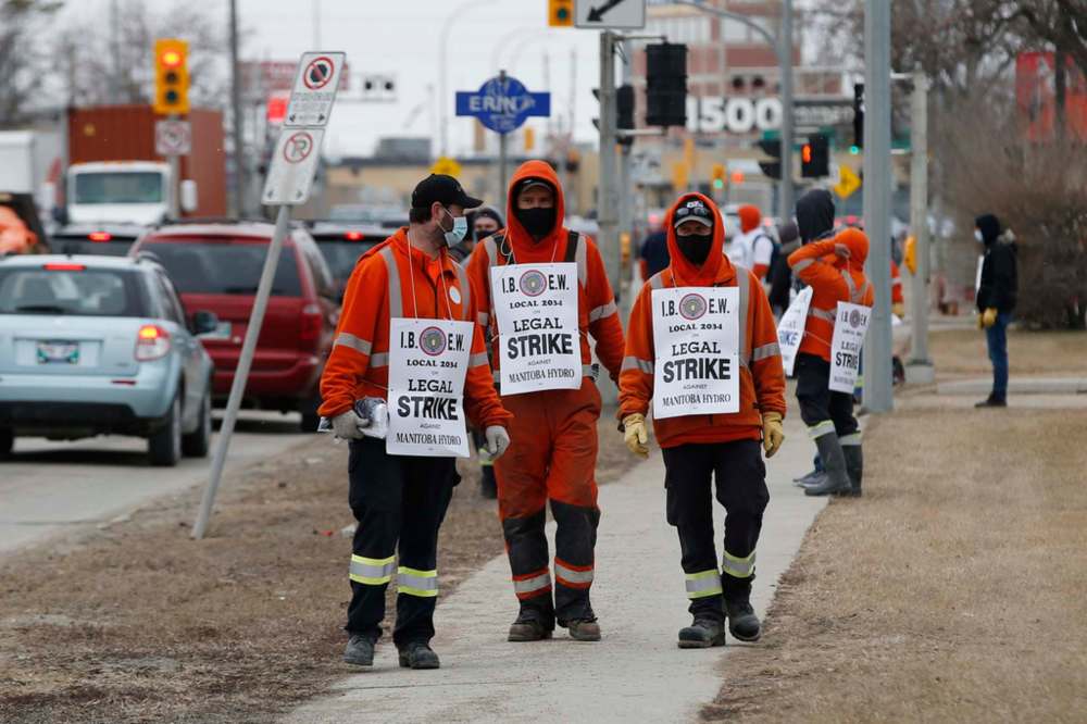 JOHN WOODS / WINNIPEG FREE PRESS FILES
Striking Manitoba Hydro workers walk the picket line in Winnipeg.