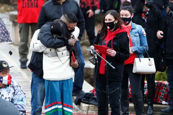 JOHN WOODS / WINNIPEG FREE PRESSEishia Hudson’s parents William Hudson and Christie Zebrasky are given gifts by Leah Gazan.