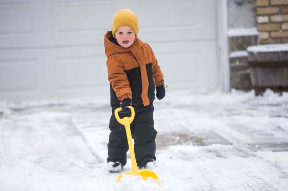 MIKAELA MACKENZIE / WINNIPEG FREE PRESSIlya Pidwinski, three, helps shovel snow in Tuxedo on Tuesday.