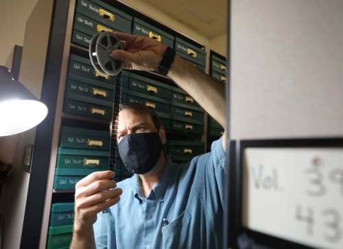 RUTH BONNEVILLE / WINNIPEG FREE PRESS
Archivist Conrad Stoesz holds a microfiche with a list of Mennonites inoculated against smallpox 200 years ago.