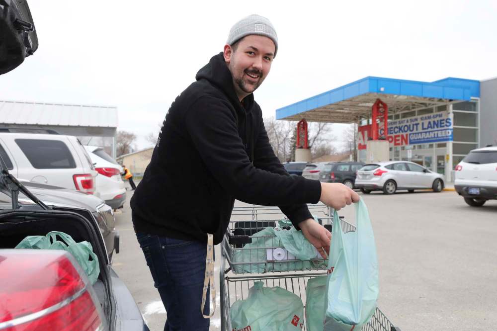 RUTH BONNEVILLE / WINNIPEG FREE PRESS
Instacart personal shopper, Steve Kuzyk, loads groceries for a customer into his car. Kuzyk was a nursing school student and was working at a restaurant prior to the pandemic but needed to find another source of income after losing his job.