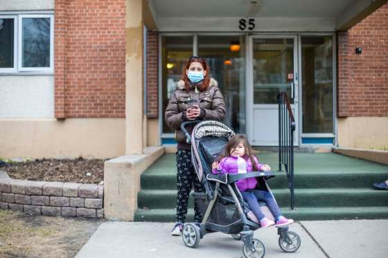 MIKAELA MACKENZIE / WINNIPEG FREE PRESSMolly Kirchen with her three-year-old, Elizabeth, who live in West Broadway in Winnipeg is now eligible for COVID-19 vaccination.