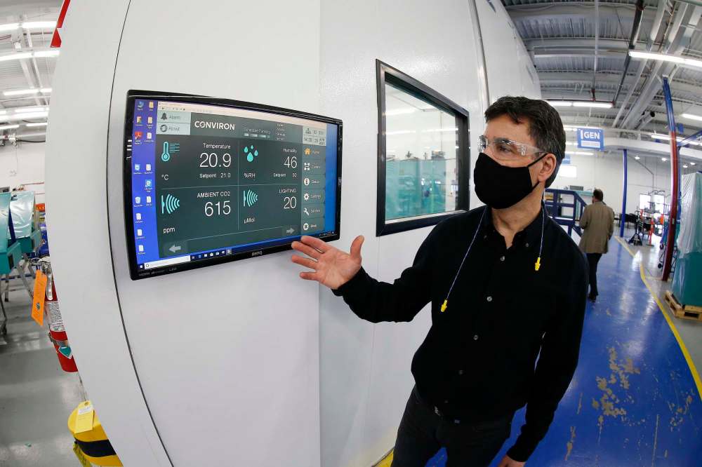JOHN WOODS / WINNIPEG FREE PRESS
Proven demonstrates a plant growth chamber at Conviron’s manufacturing facility.