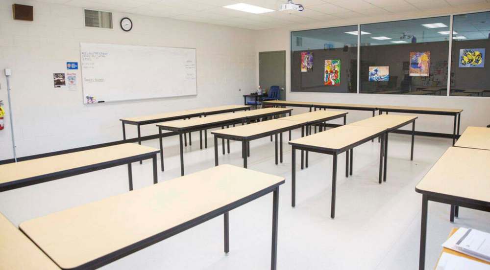 MIKE DEAL / WINNIPEG FREE PRESS FILES
School staffing challenges have worsened since spring break thanks to rising exposures of highly infectious variants during the province's third wave and resulting in more empty classrooms as some schools switching to remote learning.