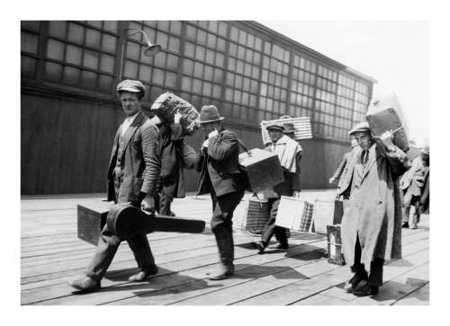 Collection of Oseredok, the Ukrainian Cultural and Educational Centre (Ivan Bobersky Collection)
Ivan Bobersky&rsquo;s 1926 photograph Immigrants Arriving at Railway Station