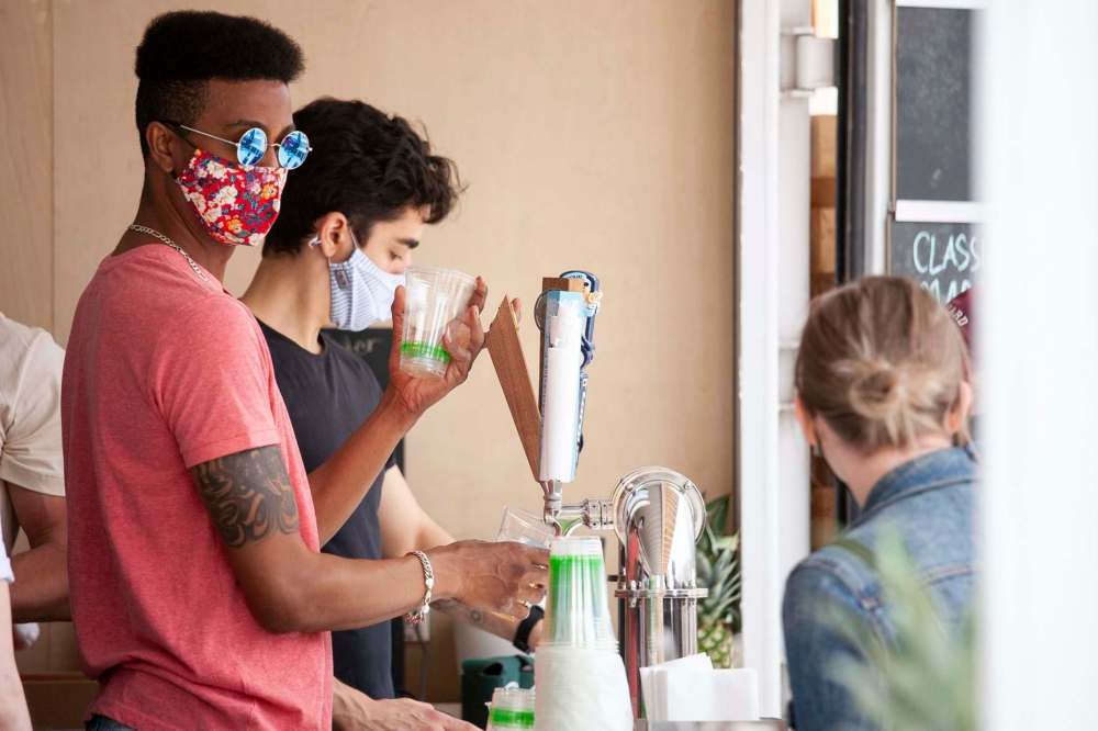 Bartenders James Mesidore (left) and Stephan Azulay keep busy filling glasses. (Daniel Crump / Winnipeg Free Press)
