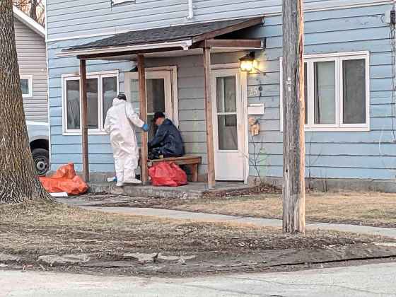 Police at the scene of the fire on Sunday. (Chris Kitching / Winnipeg Free Press)