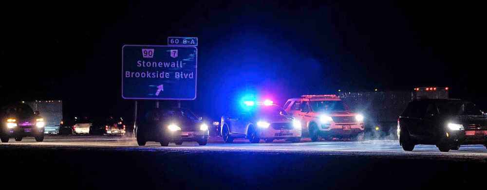 Daniel Crump / Winnipeg Free Press
A serious multi-vehicle accident took place on the north Perimeter Highway near Route 90 Friday evening disrupting traffic for several hours.