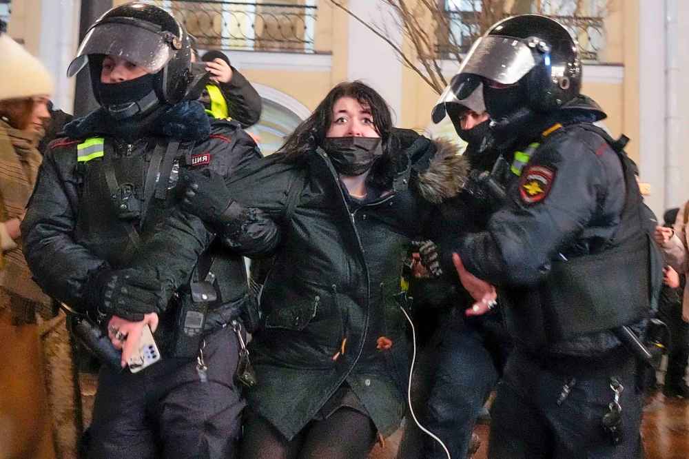 CP
Police officers detain a woman in St. Petersburg, Russia, Friday, Feb. 25, 2022. Shocked Russians turned out by the thousands Thursday to decry their country's invasion of Ukraine as emotional calls for protests grew on social media. Some 1,745 people in 54 Russian cities were detained, at least 957 of them in Moscow. (AP Photo/Dmitri Lovetsky)