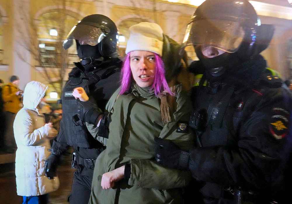 CP
Police officers detain a woman in St. Petersburg, Russia, Friday, Feb. 25, 2022. Shocked Russians turned out by the thousands Thursday to decry their country's invasion of Ukraine as emotional calls for protests grew on social media. Some 1,745 people in 54 Russian cities were detained, at least 957 of them in Moscow. (AP Photo/Dmitri Lovetsky)
