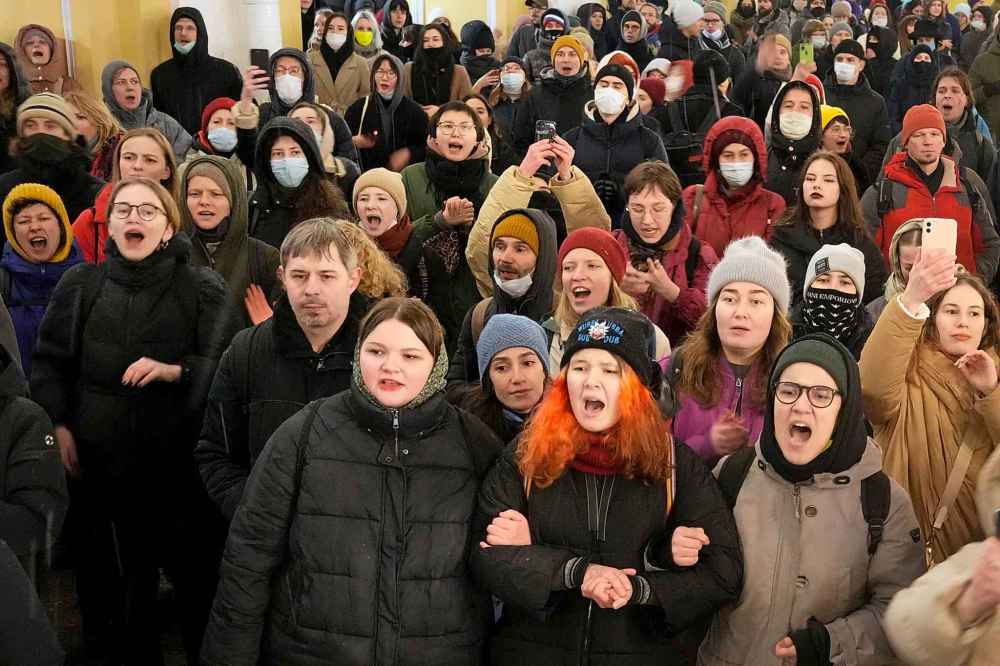 CP
Demonstrators shout slogans in St. Petersburg, Russia, Friday, Feb. 25, 2022. Shocked Russians turned out by the thousands Thursday to decry their country's invasion of Ukraine as emotional calls for protests grew on social media. Some 1,745 people in 54 Russian cities were detained, at least 957 of them in Moscow. (AP Photo/Dmitri Lovetsky)