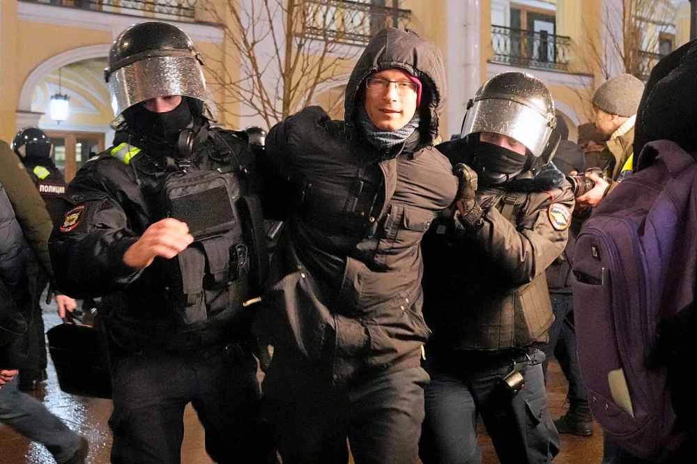 CP
Police officers detain a man in St. Petersburg, Russia, Friday, Feb. 25, 2022. Shocked Russians turned out by the thousands Thursday to decry their country's invasion of Ukraine as emotional calls for protests grew on social media. Some 1,745 people in 54 Russian cities were detained, at least 957 of them in Moscow. (AP Photo/Dmitri Lovetsky)