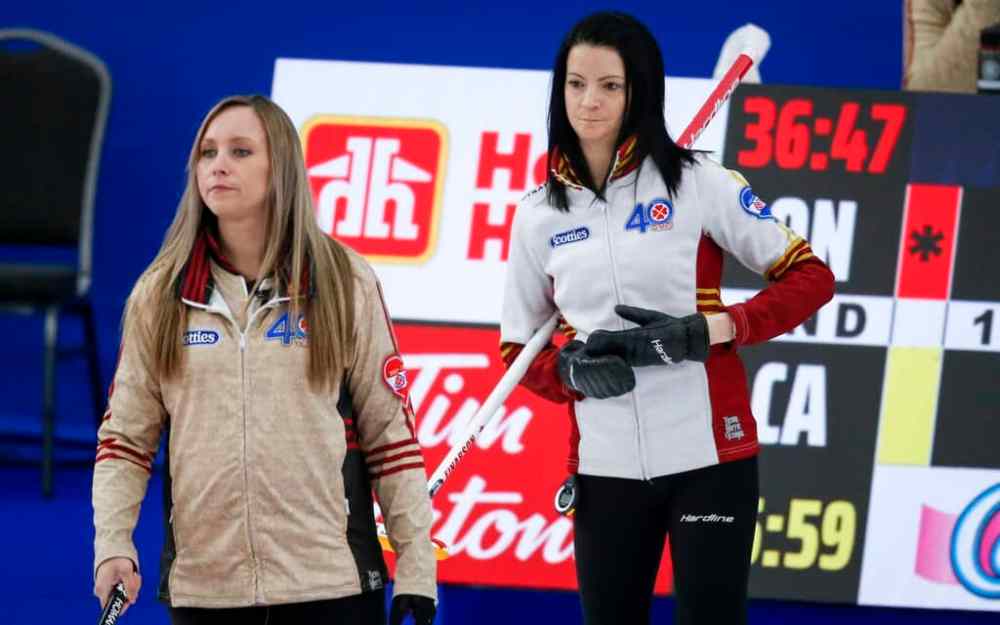 Team Canada, skipped by Kerri Einarson, right, suffered their only loss of the Scotties to Team Ontario skipped by Rachel Homan, left, Thursday.THE CANADIAN PRESS/Jeff McIntosh