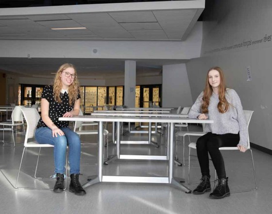 Collège Jeanne-Sauvé students Chloe Crockford (left) and Isabel O’Brien. (Jessica Lee / Winnipeg Free Press)