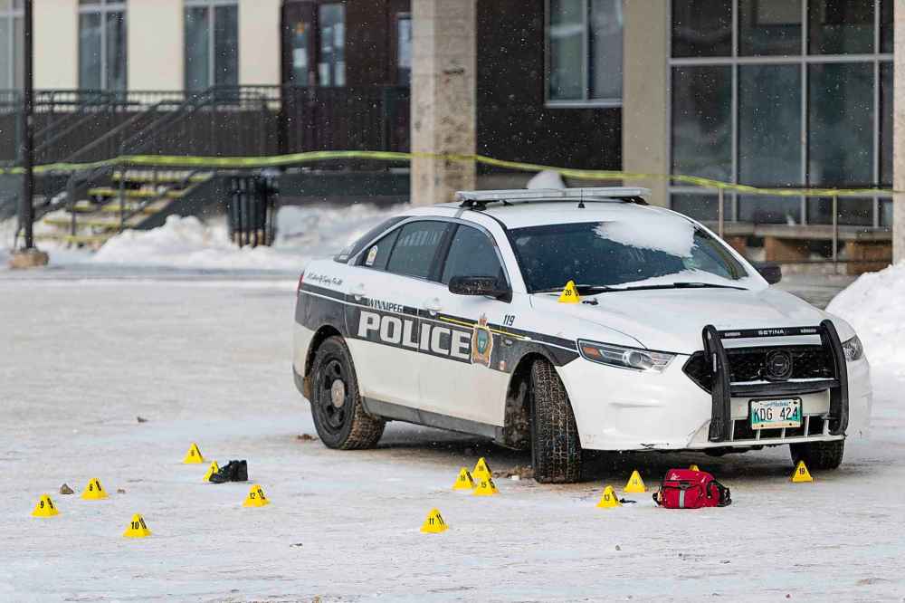 There was a heavy police presence near Siloam Mission Saturday morning. (Daniel Crump / Winnipeg Free Press)