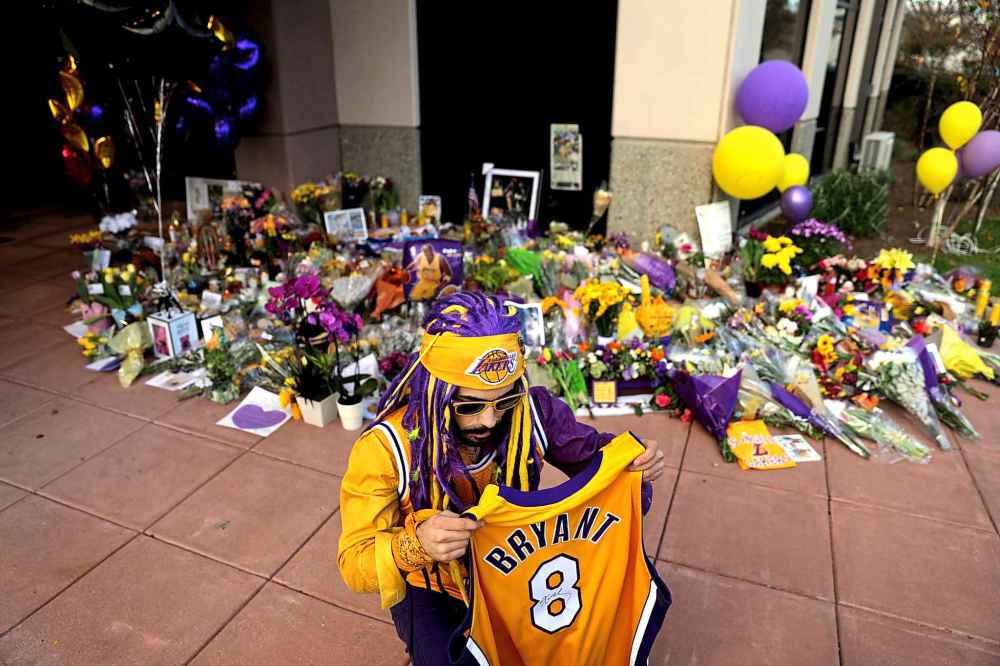 A makeshift memorial was quickly set up outside of Kobe Bryant’s Mamba Sports Academy in Newbury Park, Calif. (Christina House / Los Angeles Times)
