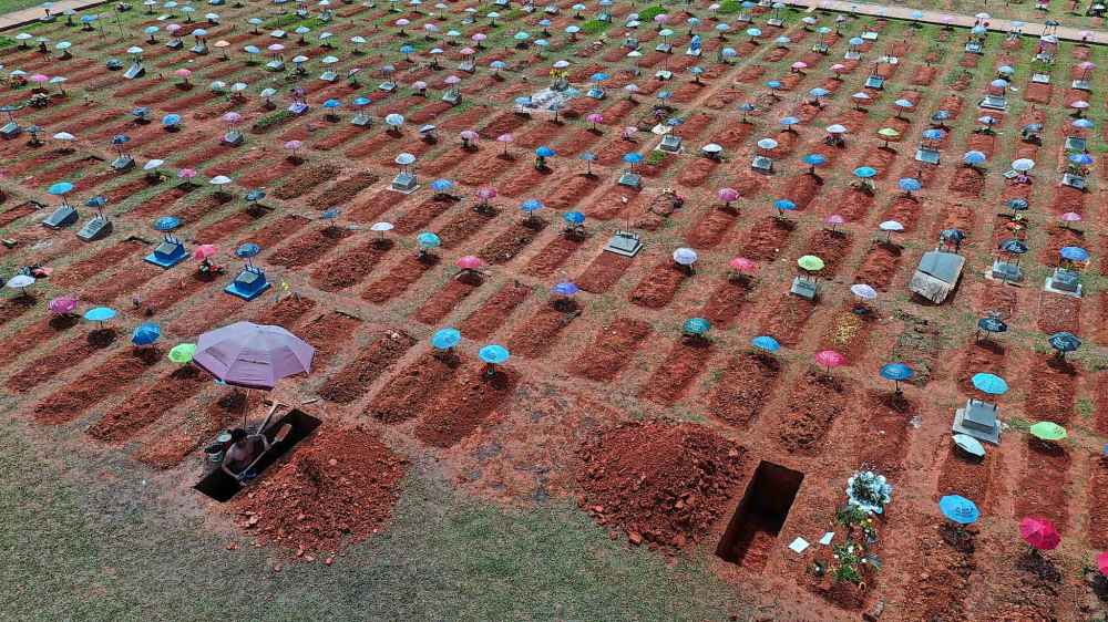 A worker digs a grave in the San Juan Bautista cemetery in Iquitos, Peru, amid the COVID-19 pandemic in 2020. (Rodrigo Abd / The Associated Press files)