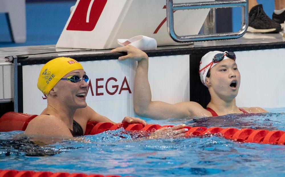 Rick Madonik - Toronto Star
Canada’s Maggie MacNeil (right) seems stunned after seeing that she won the gold medal in the 100-metre butterfly. Beside her is Sarah Sjoestroem of Sweden.