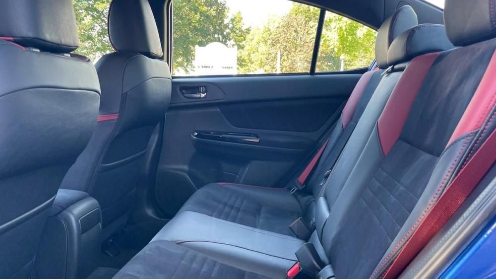 When outfitted with the optional first row ‘jump seat’ the Defender 90 can seat up to six.