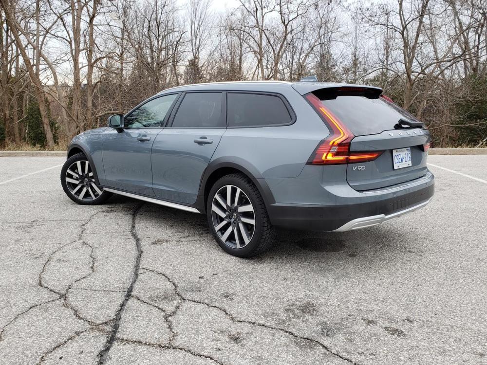 The B6 designation denotes Volvo’s mild hybrid powertrain.