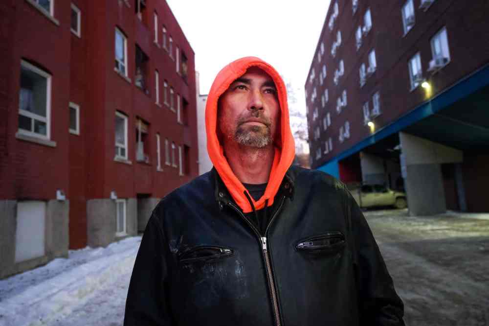 Kelly Brown stands by the apartment building he helped pull people out of during a fire at 485 Furby on Monday. (Daniel Crump / Winnipeg Free Press)