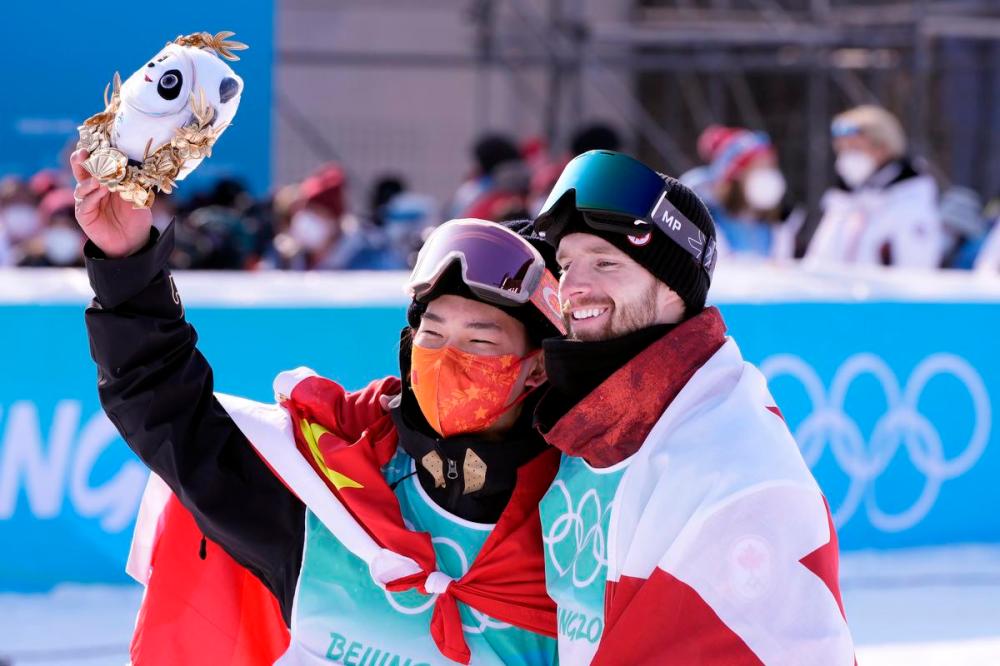 Paul Chiasson - THE CANADIAN PRESS
Gold medalist Yiming Su, left, of China, and bronze medalist Canada's Max Parrot pose for a photo following the men's snowboarding big air final in Beijing on Tuesday. Among Su’s admirers is Parrot.