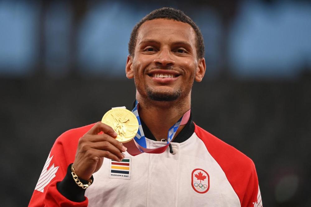 INA FASSBENDER - AFP via GETTY IMAGES
Gold medallist Canada's Andre De Grasse poses on the podium Thursday, a day after winning the men's 200-metre event at the Tokyo 2020 Olympic Games.