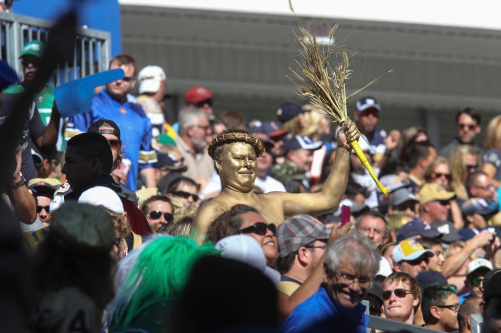 MIKE DEAL / WINNIPEG FREE PRESS
Winnipeg Blue Bombers fans won't be asked to wear masks in the outdoor concourse at IG Field, but they will be required in indoor common areas and on buses travelling to and from the stadium. (Mike Deal / Winnipeg Free Press files)