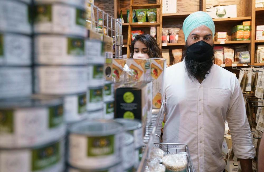 Paul Chiasson - THE CANADIAN PRESS
NDP Leader Jagmeet Singh and his wife Gurkiran Kaur Sidhu shop at a general store while campaigning in Montreal on Aug. 23, 2021.