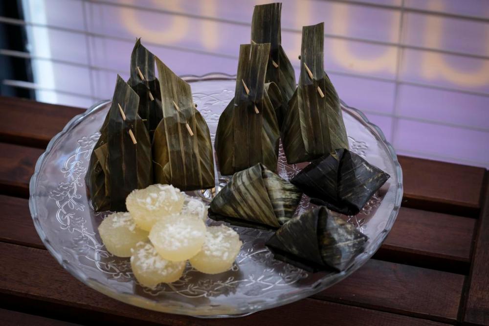 Giovanni Capriotti - For Toronto Star
Clockwise from top left, kanom sai-sai, kanom tom gluay, kanom tian and kanoum mum. Beneath the banana leaves are steamed desserts with fllings such as banana and coconut.