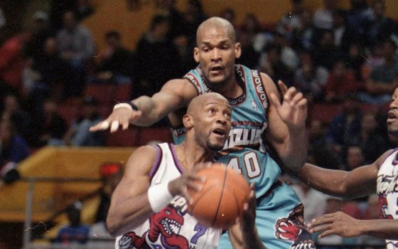 MARC GALLANT / WINNIPEG FREE PRESS#7 Toronto Raptors shooting guard Alvin Robertson going up for a shot with Vancouver Grizzlies forward #40 Antonio Harvey guarding him.Raptors vs Grizzlies - Winnipeg ArenaOctober 21, 1995