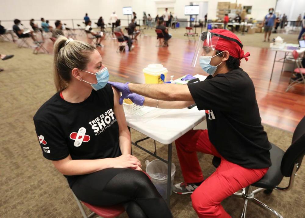 Richard Lautens - Toronto Star
Dr. Raj Grewal administers vaccine to Olympic hockey player Natalie Spooner in Peel.