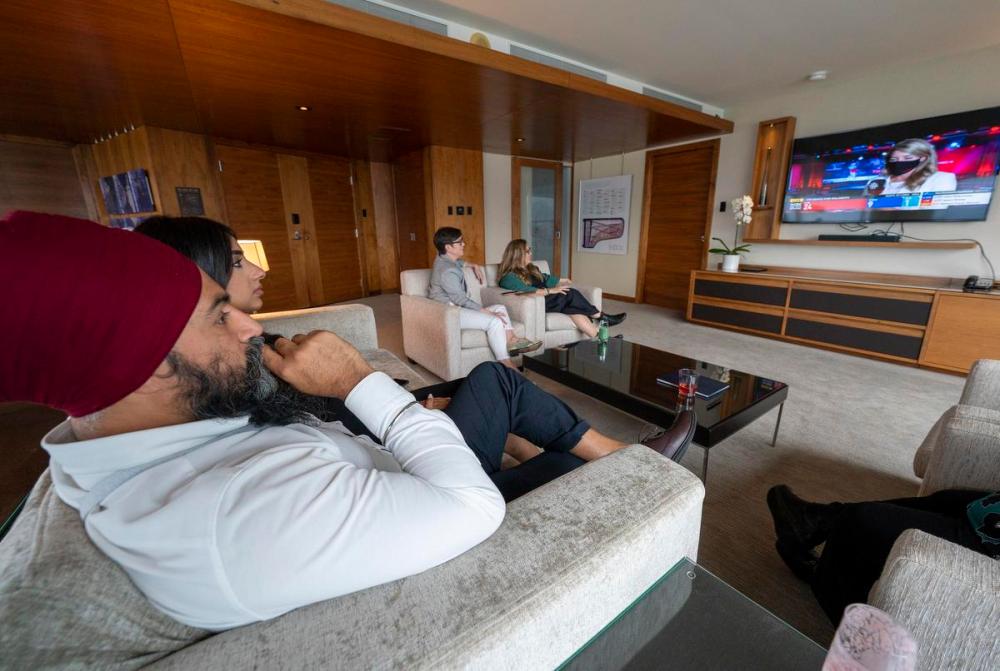 JONATHAN HAYWARD - THE CANADIAN PRESS
NDP Leader Jagmeet Singh and his wife Gurkiran Kaur Sidhu watch the election results come in on TV from a hotel in downtown Vancouver on Monday.