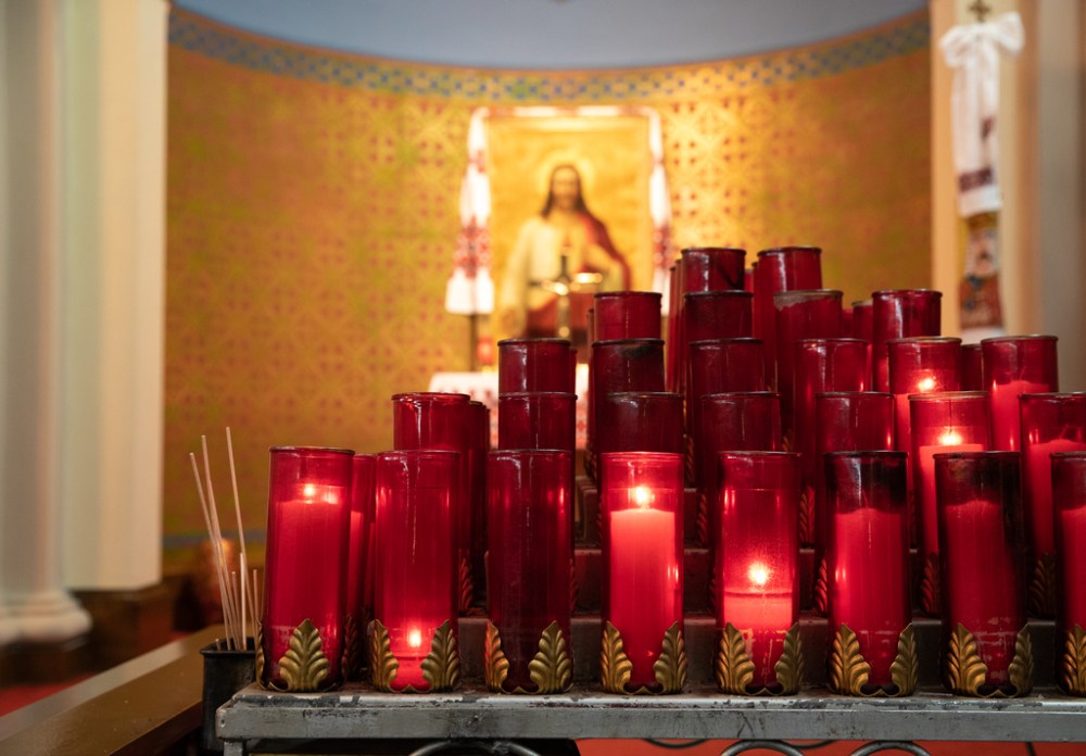 People lit candles as they prayed for the people in Ukraine. (Jessica Lee / Winnipeg Free Press)