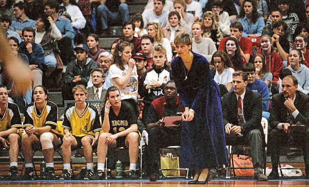 BORIS MINKEVICH / WINNIPEG FREE PRESS FILES
University of Manitoba Bisons coach Coleen Dufresne.